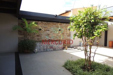 Casa &agrave; venda - 296m&sup2; - Jardim Terra Branca