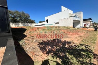 Terreno &agrave; venda - 636m&sup2; - Jardim Shangri-L&aacute;