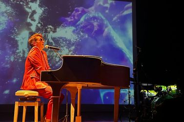 Tributo ao cantor Elton John chega a Blumenau, neste Dia das Mães