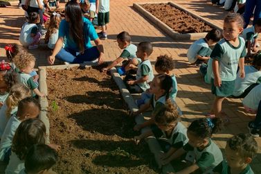 Estudantes do EMEI Palhano, em Brumadinho, ajudam no plantio da horta na escola