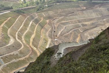 Deputados fazem visita para verificar danos da mineração à Serra da Moeda