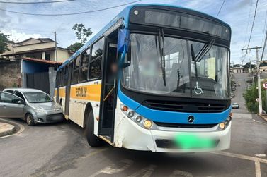 Ônibus escolar e carro se envolvem em acidente no bairro São Sebastião