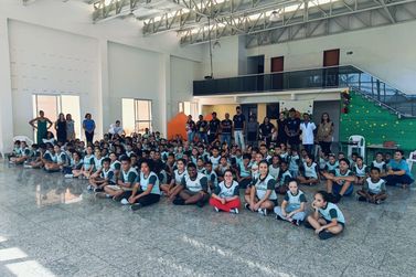 Teatro para conscientizar estudantes sobre a dengue é realizado em Brumadinho