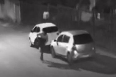 Câmera de segurança flagra bandido furtando pneu de carro em Brumadinho