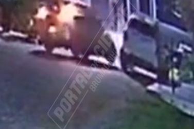 Carro bate em veículo estacionado na porta de residência em Brumadinho