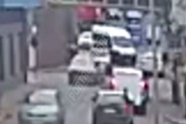 [Vídeo] Atropelamento é registrado por câmera de segurança em Brumadinho
