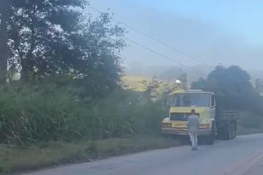 [Vídeo] Caminhão quebra e prejudica o trânsito próximo à Curva do Funil