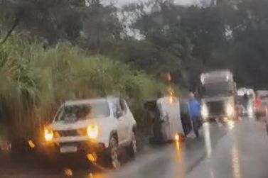 [Vídeo] Carro capota na rodovia MG-155 próximo a Mário Campos