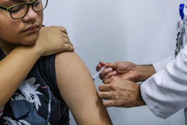 Jovens de 15 a 19 anos podem se vacinar contra HPV at&eacute; junho de 2026