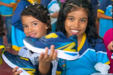 Prefeitura inicia entrega de t&ecirc;nis para estudantes da rede municipal de Brumadinho
