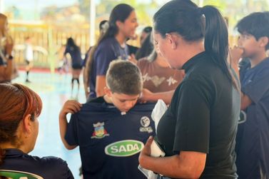 Alunos do Projeto Sada V&ocirc;lei Brumadinho recebem novos uniformes e equipamentos