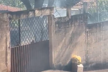 Moradora relata ocorr&ecirc;ncia de inc&ecirc;ndios recorrentes forte fuma&ccedil;a em im&oacute;vel em Brumadinho
