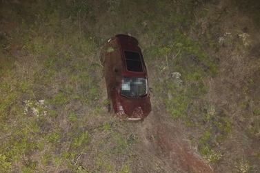 Motorista morre ap&oacute;s carro despencar em ribanceira na Serra do Rola-Mo&ccedil;a, em Brumadinho