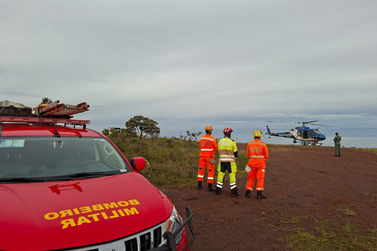 Homem &eacute; retirado de carro ap&oacute;s ve&iacute;culo despencar na Serra do Rola-Mo&ccedil;a