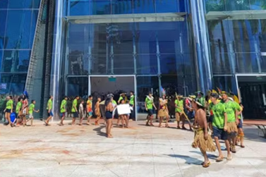 Protesto de ind&iacute;genas ocupa sede da Vale em busca de realoca&ccedil;&atilde;o da Aldeia Katur&atilde;ma