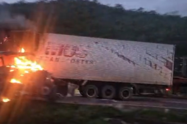 Carreta colide com barreira central e pega fogo na Fern&atilde;o Dias, em Brumadinho