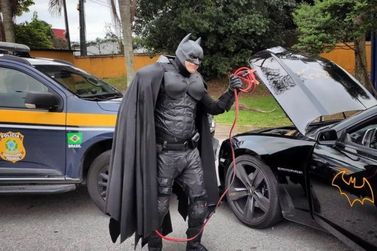 Bateria do Batmóvel descarrega e Batman pede ajuda para a PRF