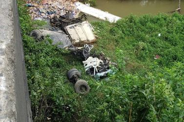 Motorista morre após caminhão cair de ponte da BR-470