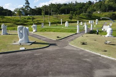 Parque das Esculturas é indicado um dos principais pontos turísticos da cidade
