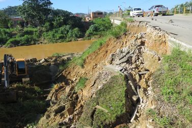 Ponte no bairro Limoeiro começa a ser reparada após danos em sua cabeceira