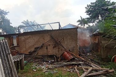 Garagem e área de festa de residência são atingidas por incêndio em Guabiruba