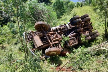 Motorista morre após caminhão cair 40 m em ribanceira em SC
