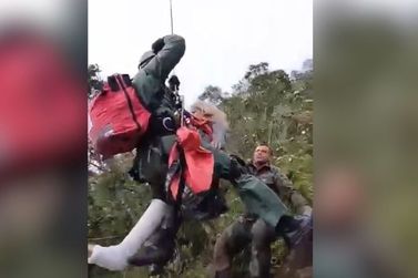Mulher quebra o pé em trilha a mil metros de altura e é resgatada em SC