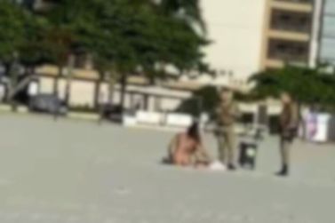Mulher toma sol completamente nua em praia de SC e mobiliza polícia