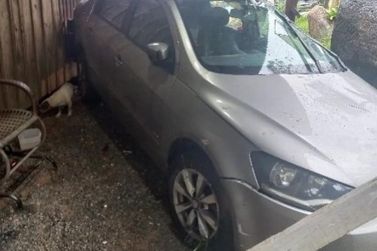 Carro com placas de Brusque sai da pista e atinge casa em São João Batista