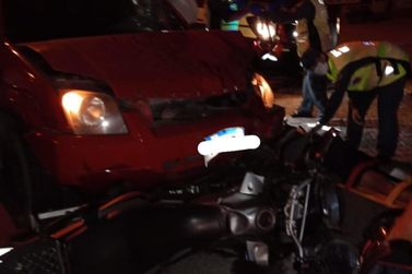 Dois jovens ficam feridos em colisão entre carro e moto no bairro Dom Joaquim