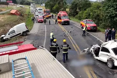 Grave acidente entre carros e caminhão deixa mortos no Alto Vale do Itajaí