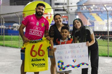 Jogador do Brusque presenteia torcedor autista após final do Catarinense