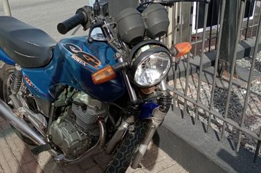 Jovem motociclista fica ferido após colisão contra carro no Santa Terezinha