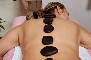 Massagem relaxante alivia dores, estresse e insônia; veja onde fazer em Brusque
