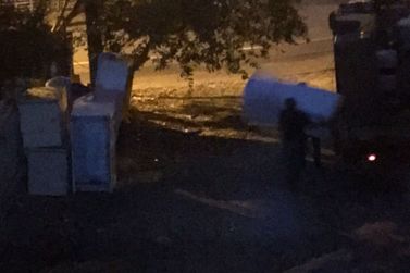 Moradores do Limeira flagram descarte irregular de geladeiras velhas