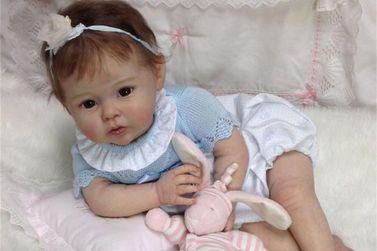 Furar fila com bebê reborn pode render multa de R$ 30 mil; entenda