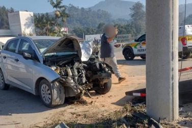 Motorista de 50 anos morre após colisão contra poste na rodovia Ivo Silveira