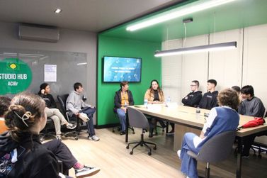 Alunos do terceirão do IFC Brusque conhecem a sede da entidade