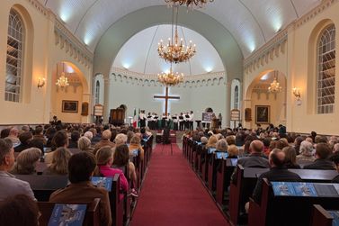 Concerto com coro italiano lota Igreja Luterana e emociona público
