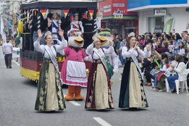 Galeria - Desfile cívico reúne multidão e marca os 165 anos de Brusque