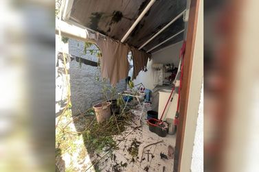 Família cobra prefeitura após queda de trator em residência: “Total descaso”