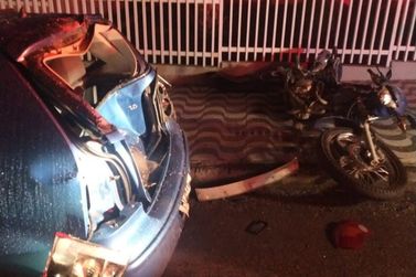 Motociclista fica ferido após colisão com carro estacionado em Brusque