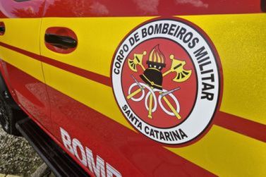 Motociclista fica gravemente ferido após colisão com carro em Brusque