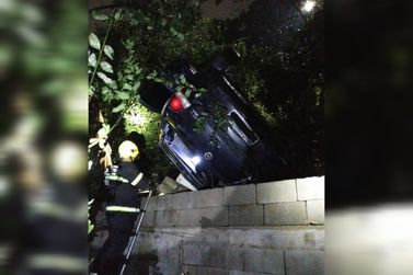 Motorista fica ferido após carro capotar em ribanceira no bairro Souza Cruz 