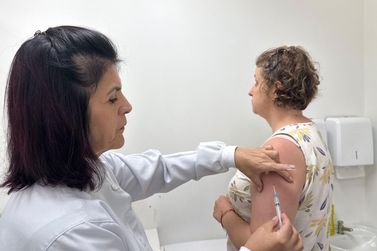 Mais de 1.300 pessoas s&atilde;o vacinadas contra a gripe no Dia D em Brusque