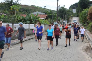 Prefeitura de Guabiruba realiza caminhada voltada &agrave; sa&uacute;de e bem-estar