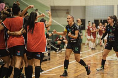 Barateiro Havan Futsal goleia e mant&eacute;m lideran&ccedil;a da Liga Feminina 