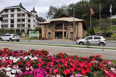 C&acirc;mara de Brusque entrega homenagens a personalidades e empresas nesta quinta