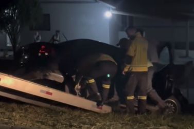 Carro fica pendurado em barranco ap&oacute;s sa&iacute;da de pista no bairro Paquet&aacute;