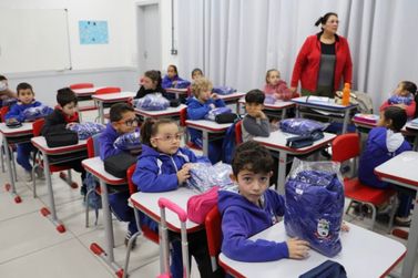 Estudantes da rede municipal de Guabiruba come&ccedil;am a receber uniformes de inverno
